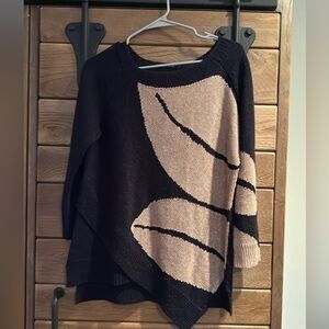 Nic and Zoe woman’s asymmetrical black and tan geometric pattern size large.